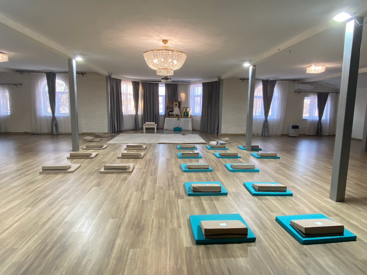 Медитационный зал в Балашихе, в ретритном центре Восточное крыло
